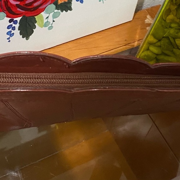 Vintage Contessa Oversized Scalloped Leather Clutch/Wristlet - Picture 7 of 10